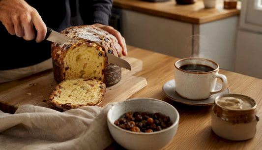 Une belle tranche de panettone artisanal accompagnée d’une tasse de café bien chaud.