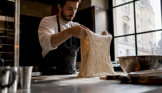 Façonnage artisanal de la pâte à panettone au levain
