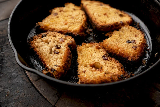 Tranches de panettone artisanal grillées à la poêle