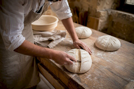 Mains incisant du pain au levain en boulangerie
