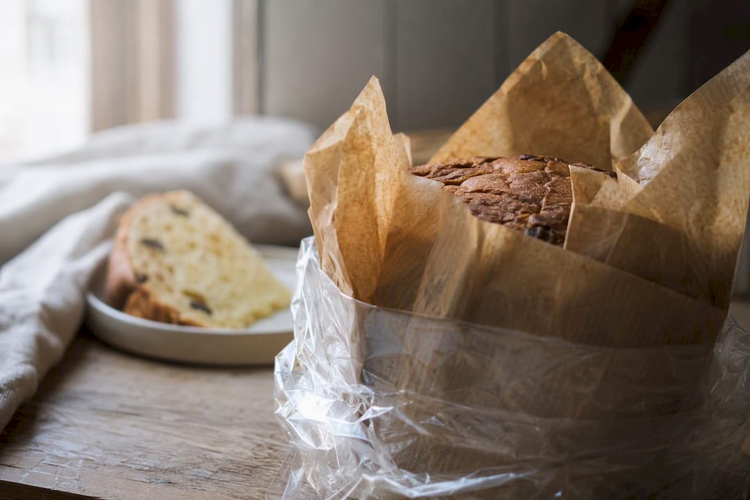 Panettone emballé posé sur une table rustique