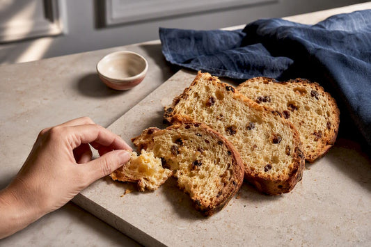 Tranches de panettone sec à température ambiante