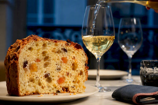 Une tranche de panettone accompagnée d'un verre de vin doux