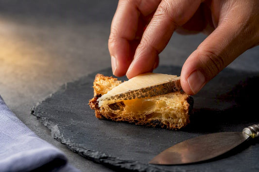 Morceau de panettone et fromage artisanal