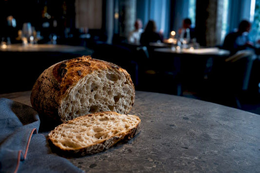 Un pain au levain servi dans un restaurant parisien