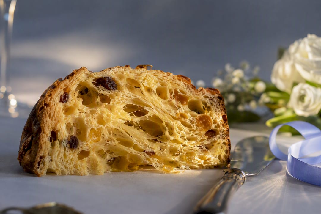 Tranche de panettone fondante sur une table de mariage