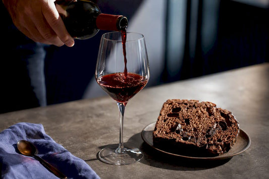 Une part de panettone au chocolat avec un verre de vin