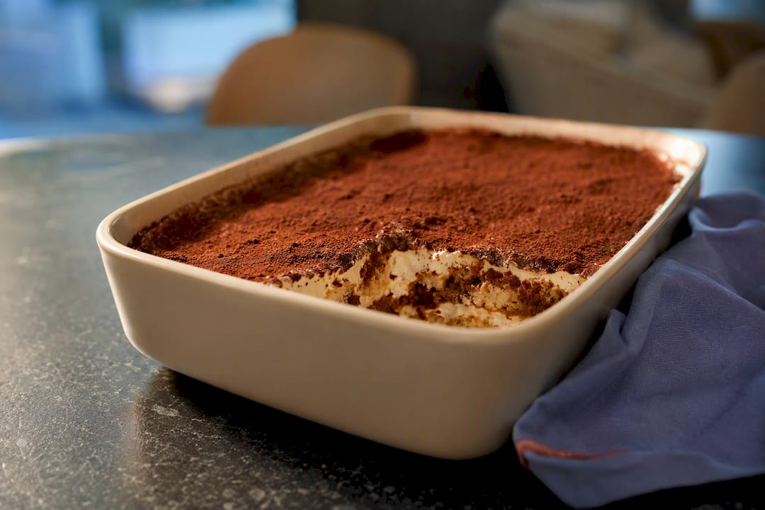 Portion de tiramisu au panettone à déguster à la cuillère