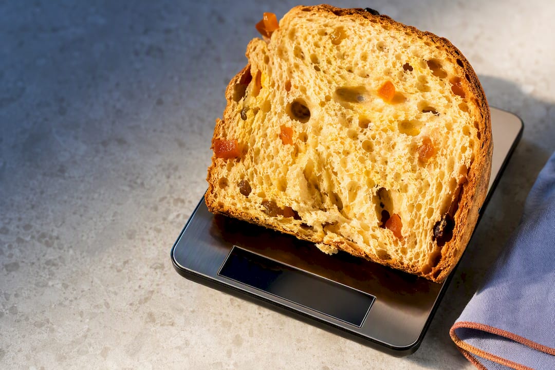 Une portion de panettone pesée sur une balance