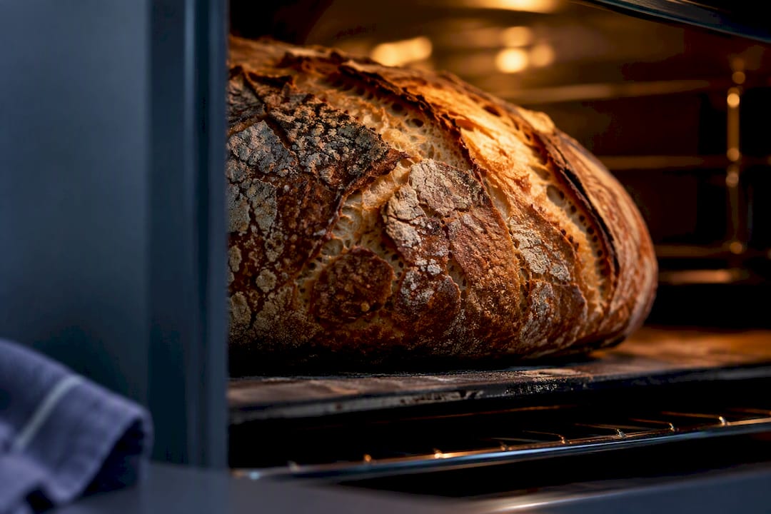 Gros plan sur la croûte d'un pain au levain