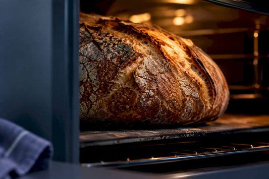 Gros plan sur la croûte d'un pain au levain