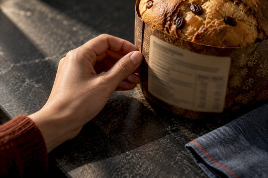 Une main examine une étiquette de panettone