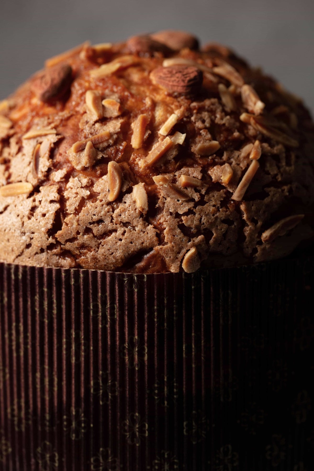 Tranche de panettone fleur d'oranger révélant une mie légère et parfumée aux zestes confits