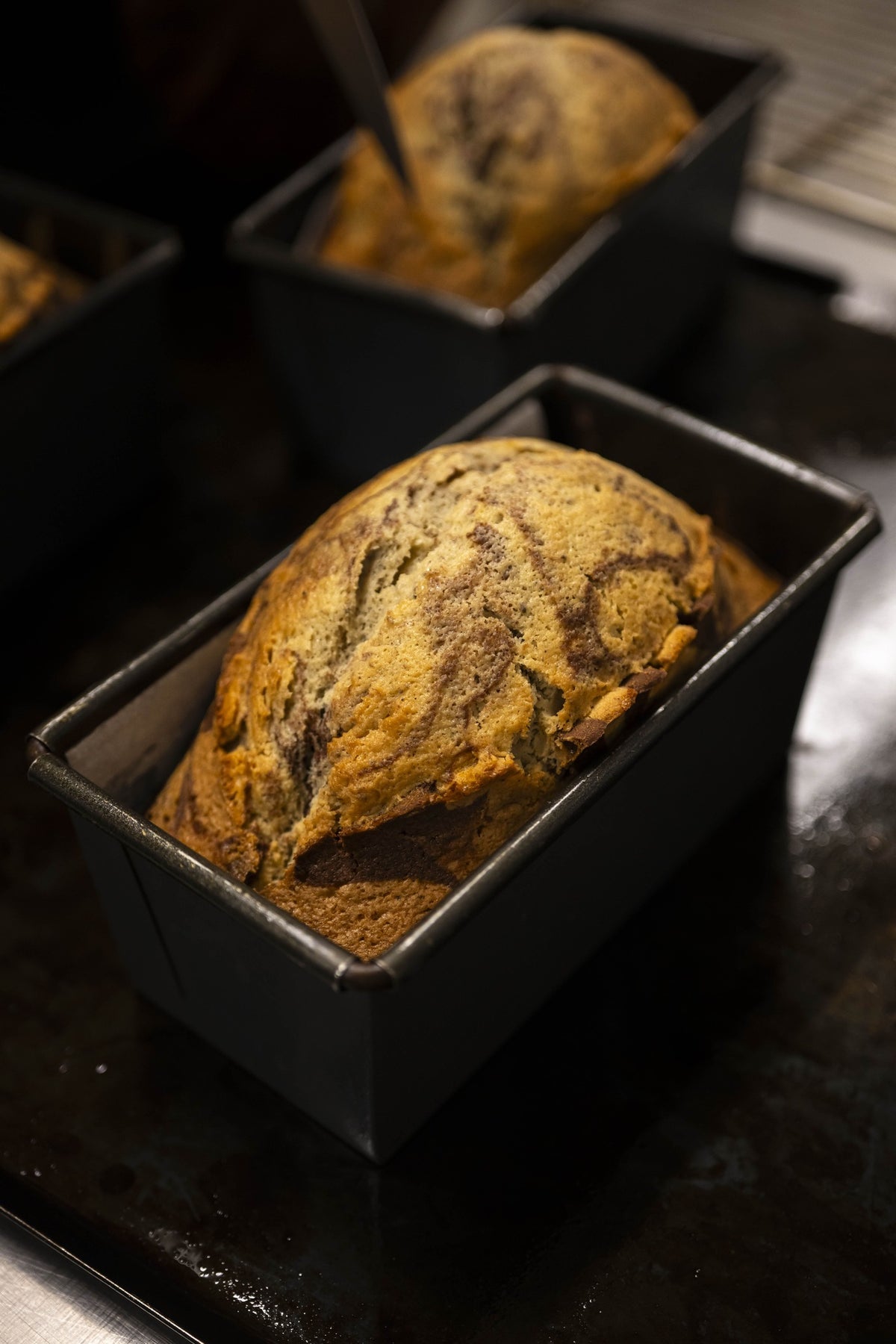 Gros plan sur la mie moelleuse du cake marbré, contraste brun cacao et crème vanille