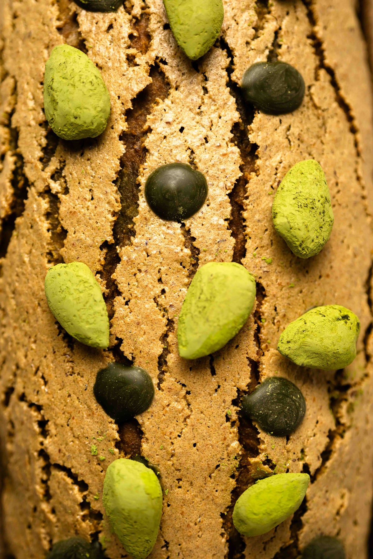 Brioche matcha-fraises confites Christophe Louie sur une table de petit-déjeuner printanier