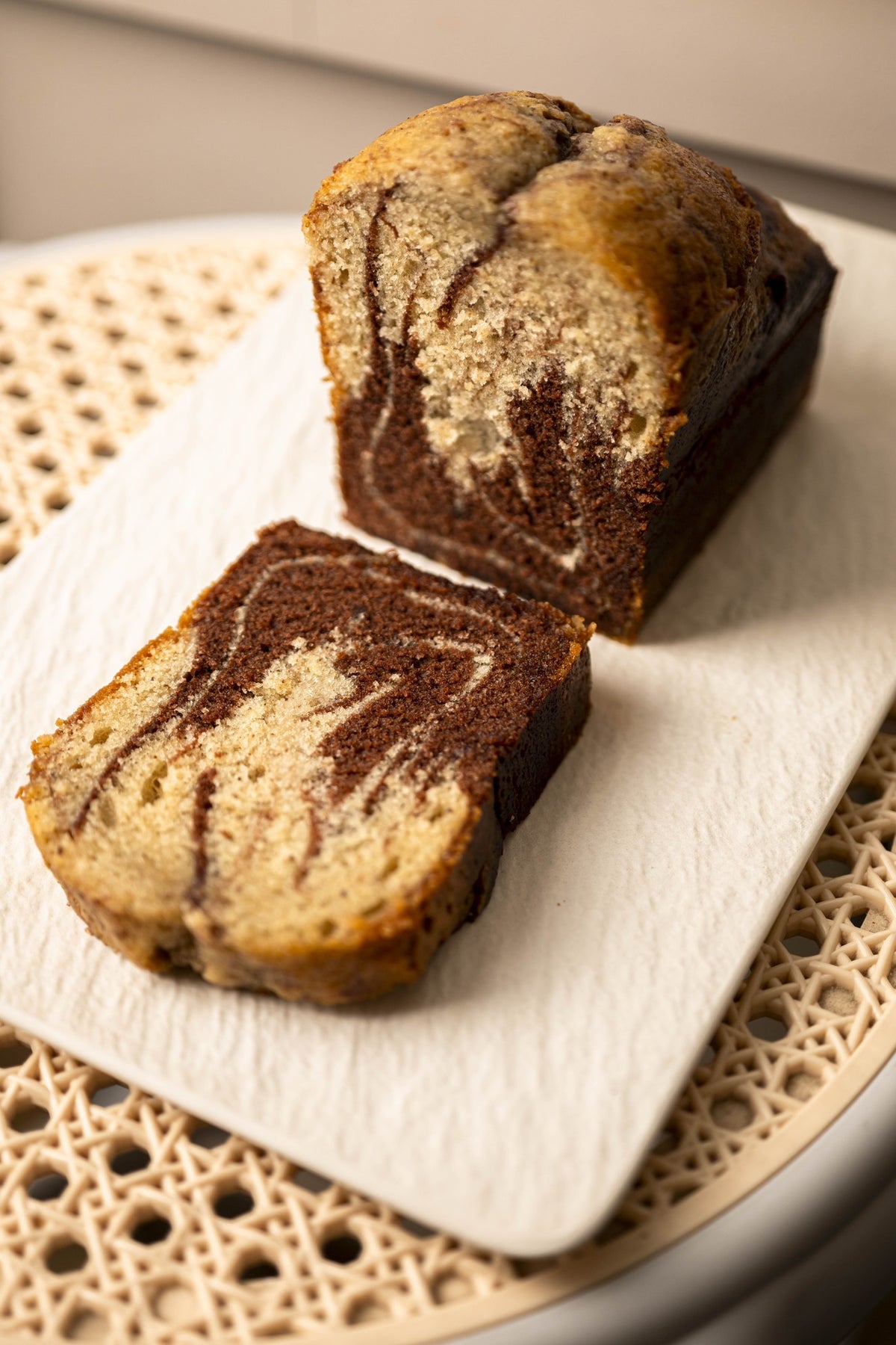 Cake marbré vanille et chocolat Christophe Louie, alternance de rayures brun et crème, Paris