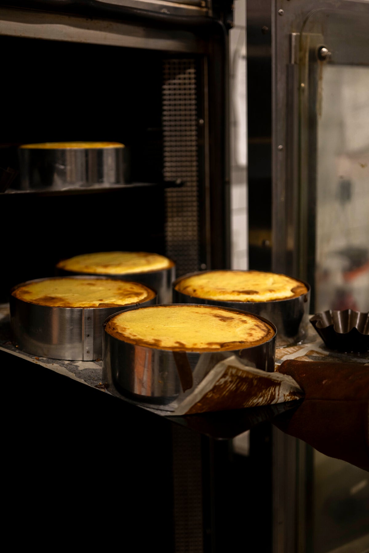 Gros plan sur la crème vanille dorée et caramélisée du flan parisien Christophe Louie