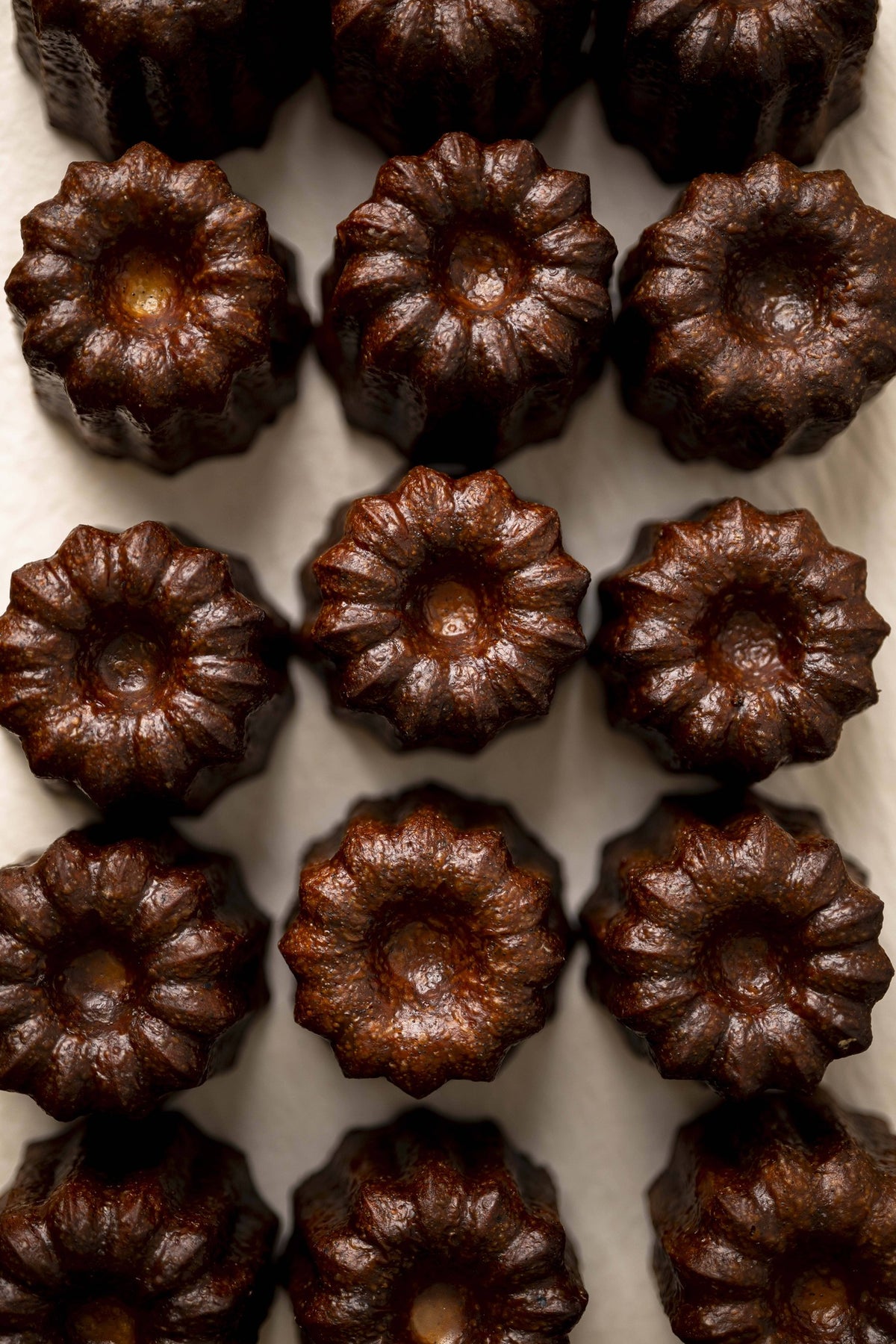 Cannelé au rhum et vanille Christophe Louie, croûte caramélisée et cœur alvéolé, Paris