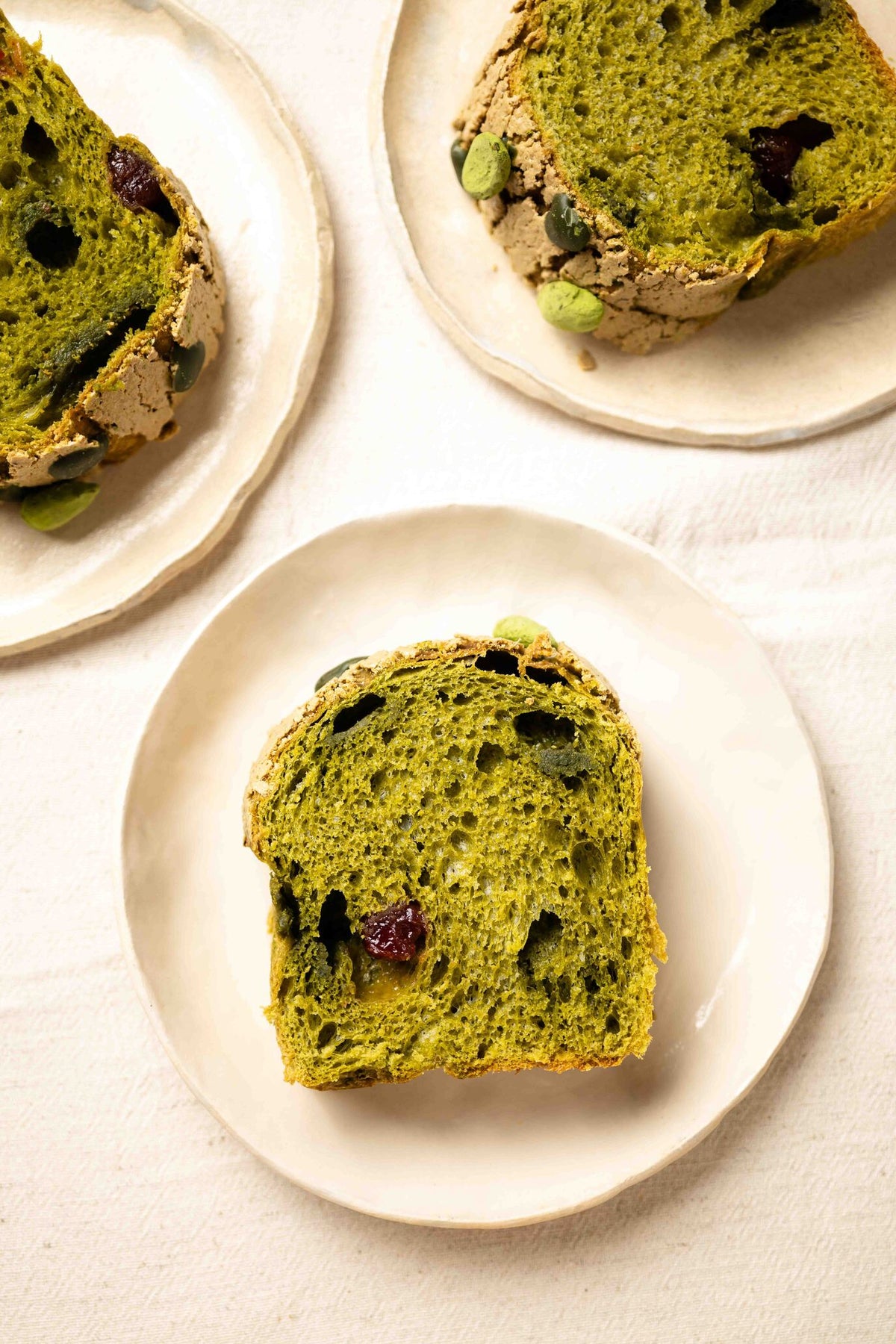 Gros plan sur la mie verte du petit Louie matcha et les morceaux de fraises confites