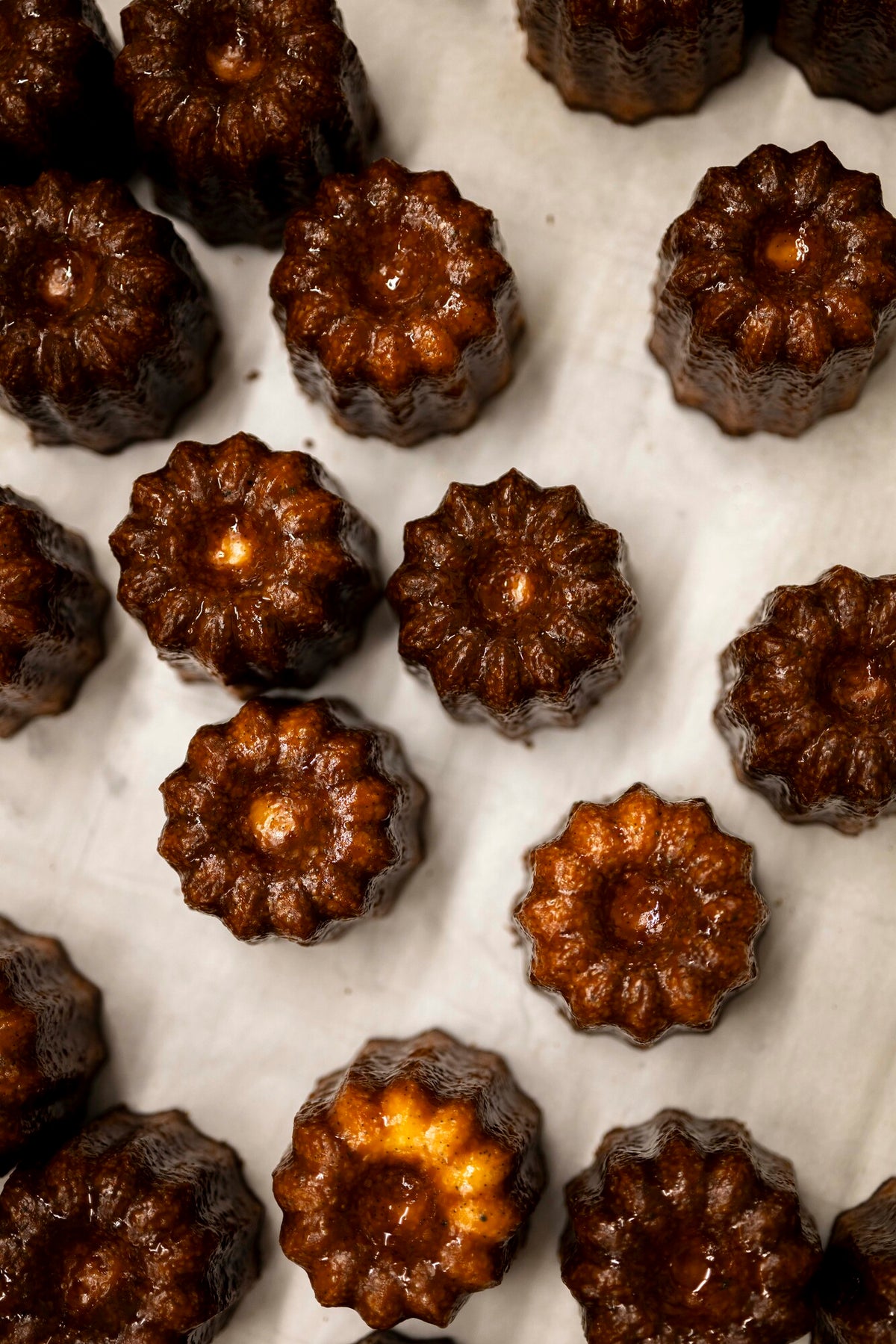 Plateau de cannelés au rhum et vanille Christophe Louie dressés pour une dégustation