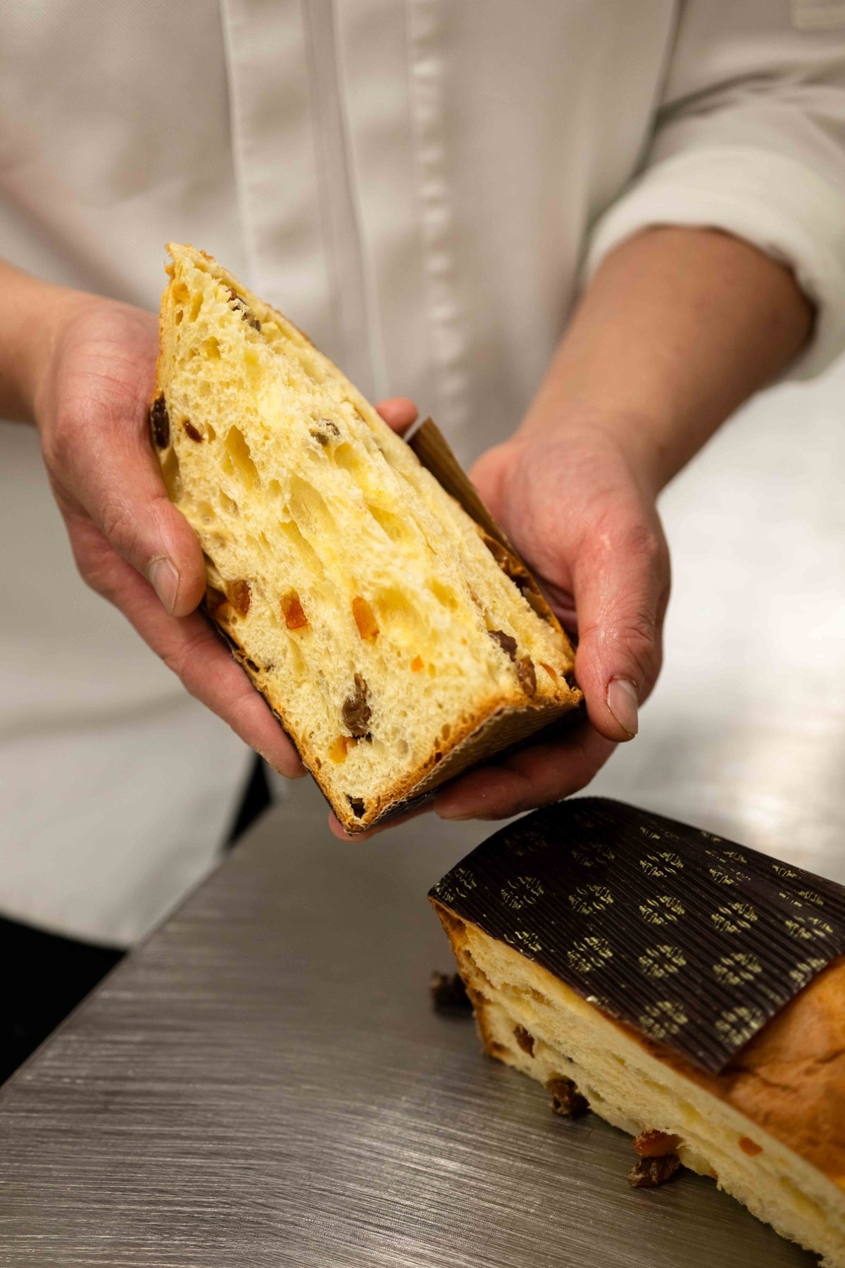 tranche de panettone traditionnel aux fruits confits et aux raisins