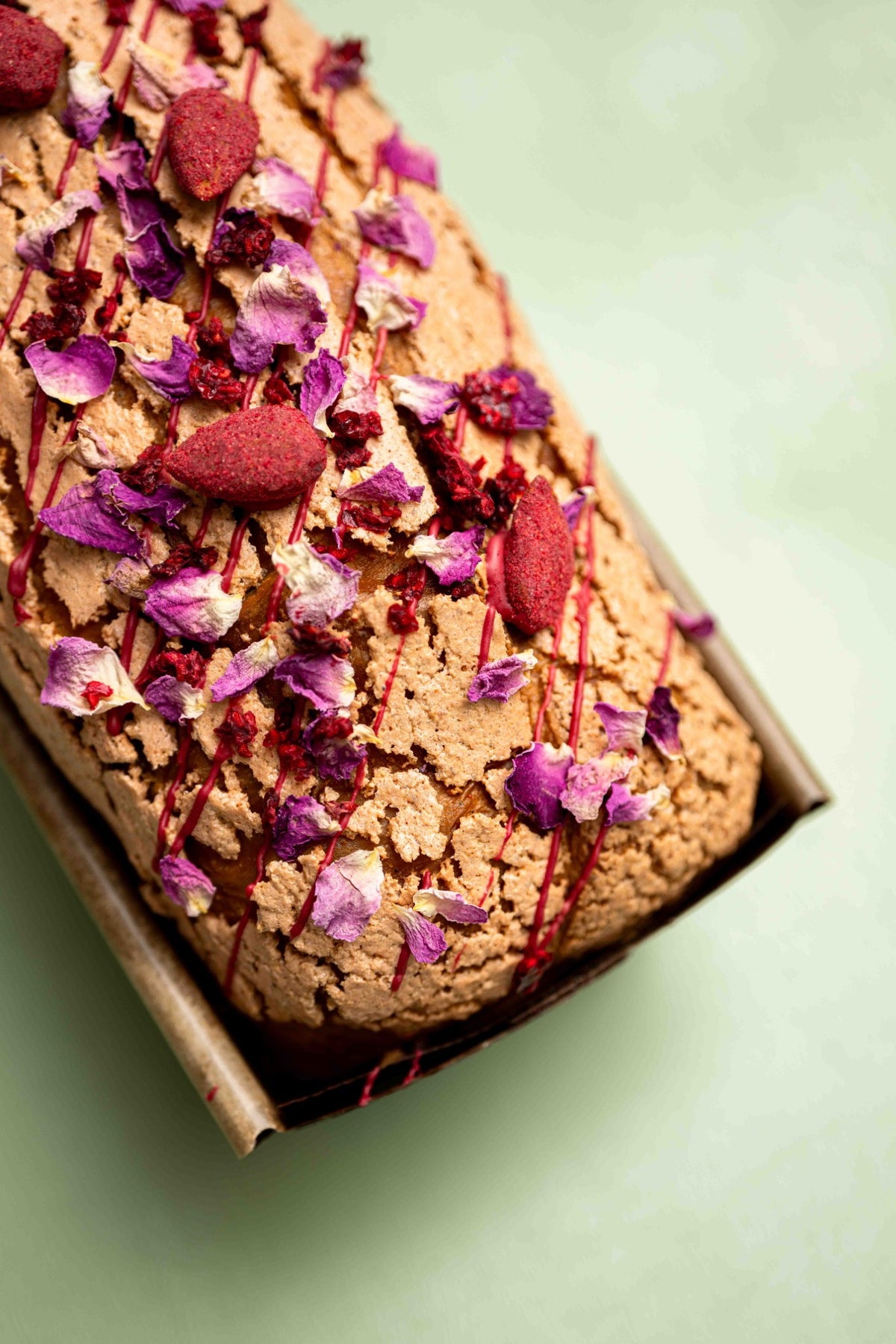 Petit Louie à la rose, fraises confites, chocolat framboise et cassis