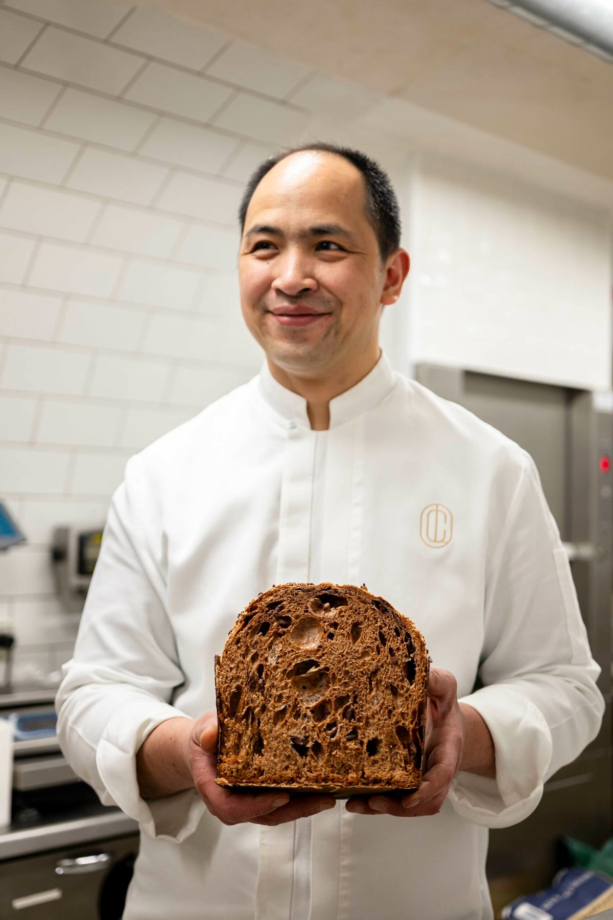 Panettone chocolat gianduja Christophe Louie dressé sur table festive en cadeau de Noël