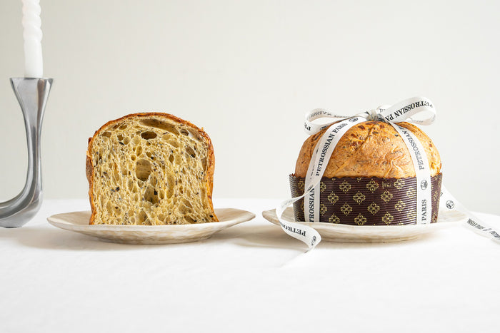 Panettone truffe noire Christophe Louie posé dans son coffret ouvert sur nappe de lin blanc