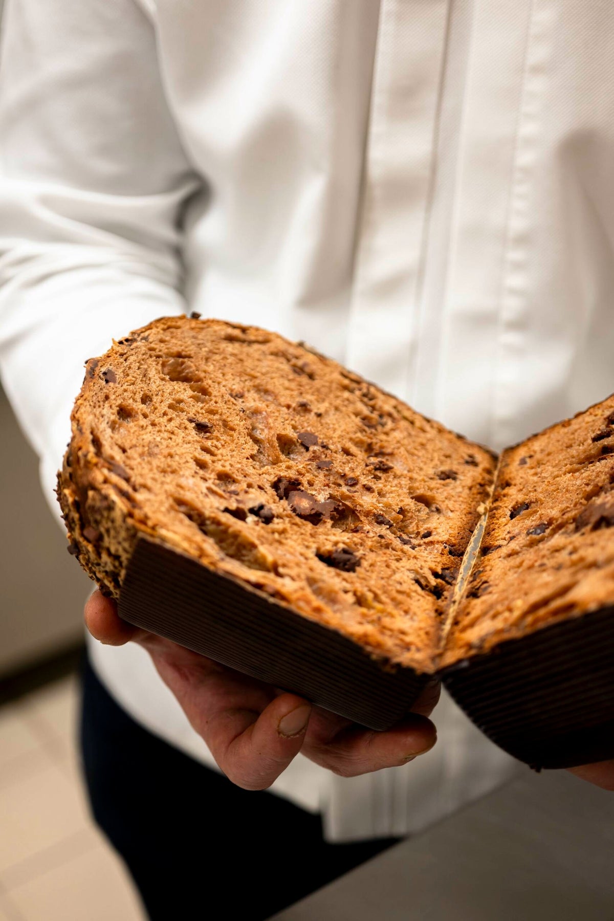 Gros plan sur la mie briochée du panettone et les veines de crème gianduja noisette