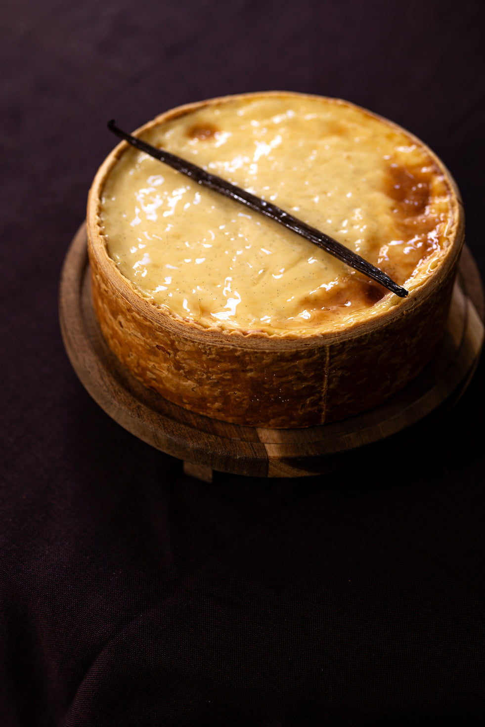 Part de flan parisien à la vanille Christophe Louie, bord caramélisé sur pâte feuilletée, Paris