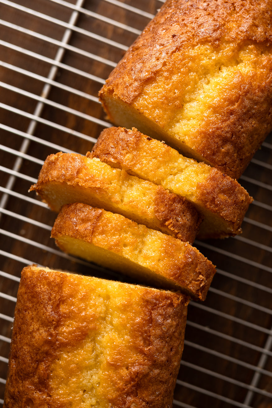 Gros plan sur la texture moelleuse et le glaçage citron du cake Christophe Louie